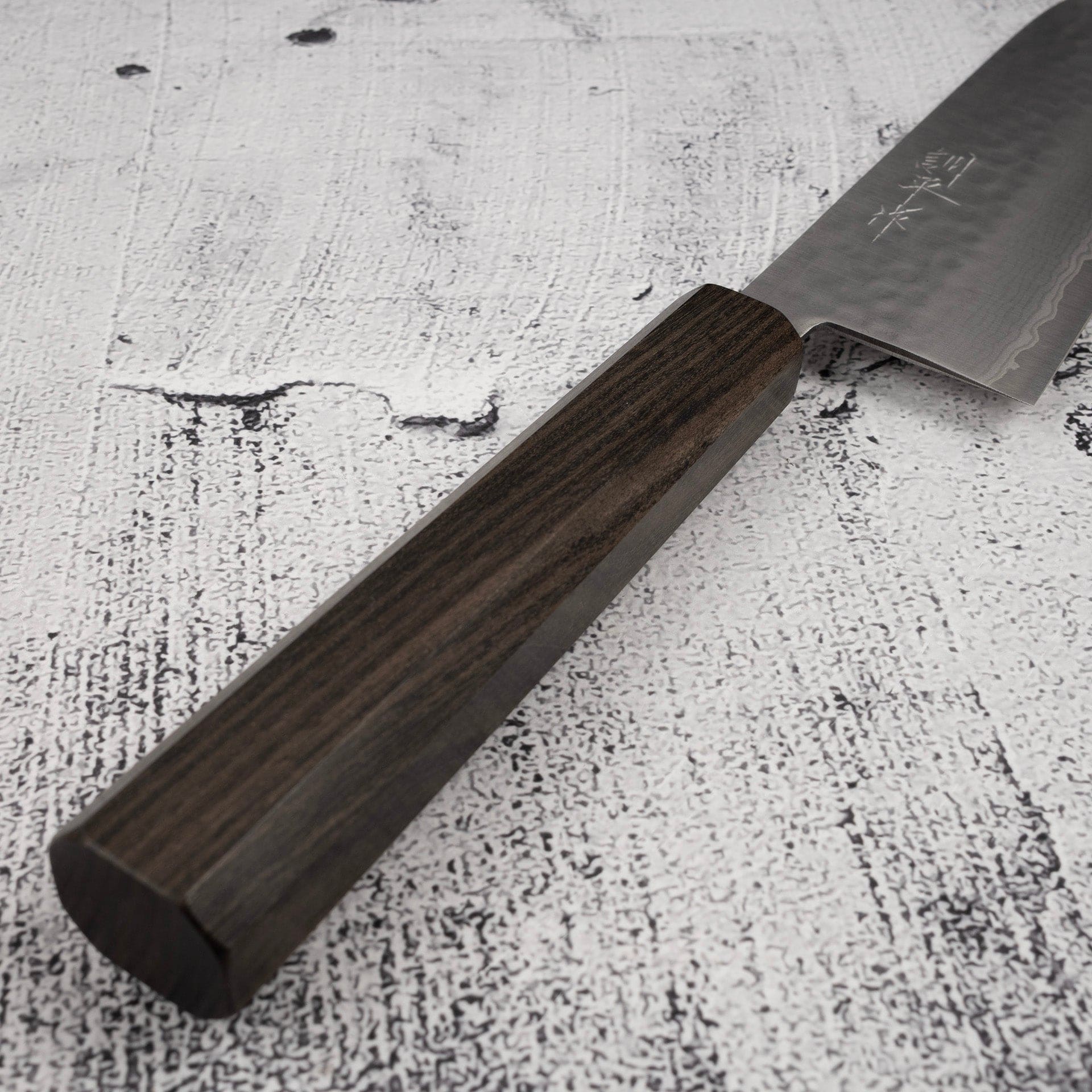 DSC_6165.jpg Masutani Kokuryu VG10 Damascus Tsuchime Santoku 170mm WA Handle, view 4
