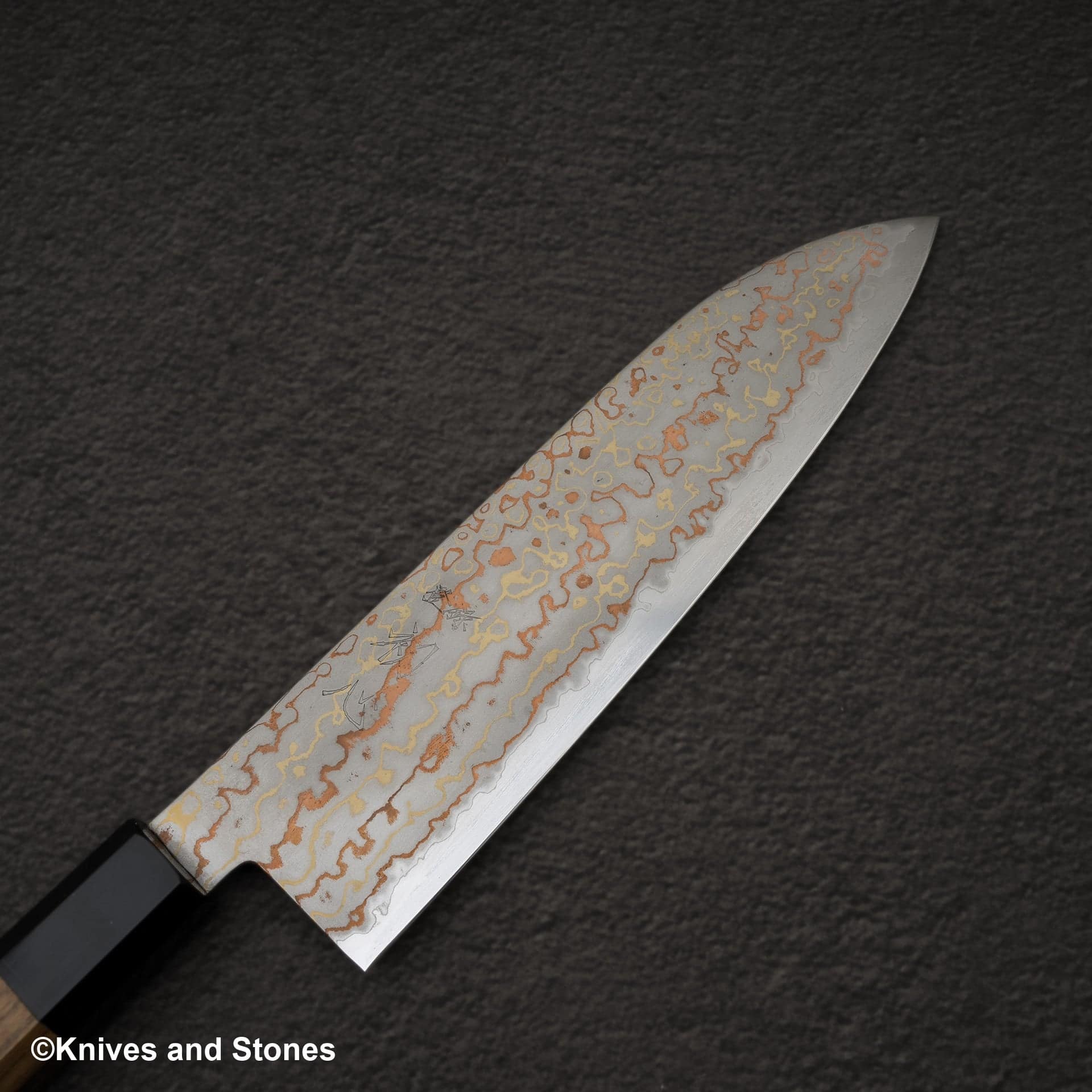 HatsukokoroHayabusaBlue2RainbowRainbowDamascusSantoku180mmc.jpg Hatsukokoro Hayabusa Blue 2 Rainbow Rainbow Damascus Santoku 180mm, view 2