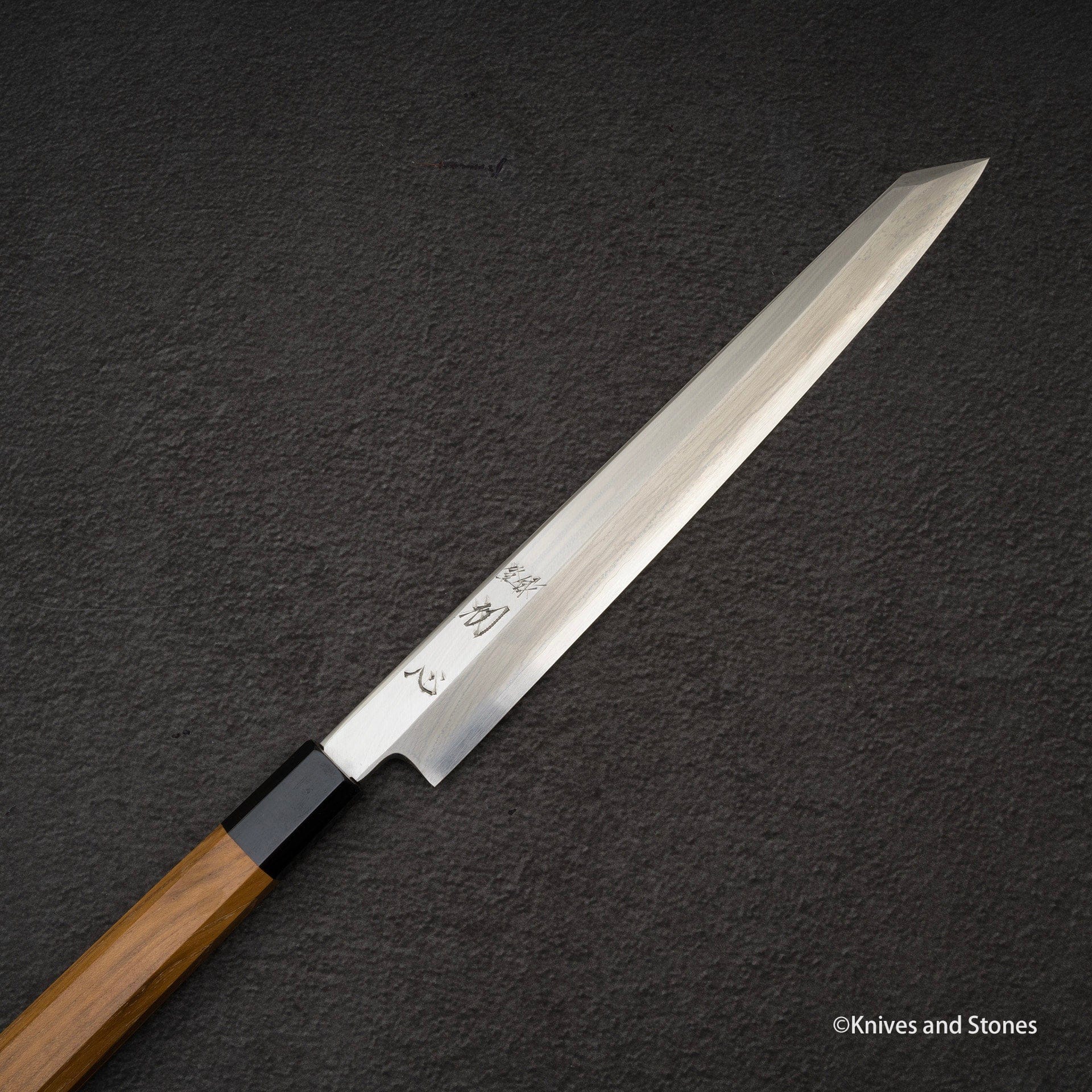 HatsukokorobyNakagawaGinsanKasumiKiritsukeYanagiba270mmE.jpg Satoshi Nakagawa Ginsan Kasumi Kiritsuke Shaped (K-tip) Yanagiba 270 mm, view 3