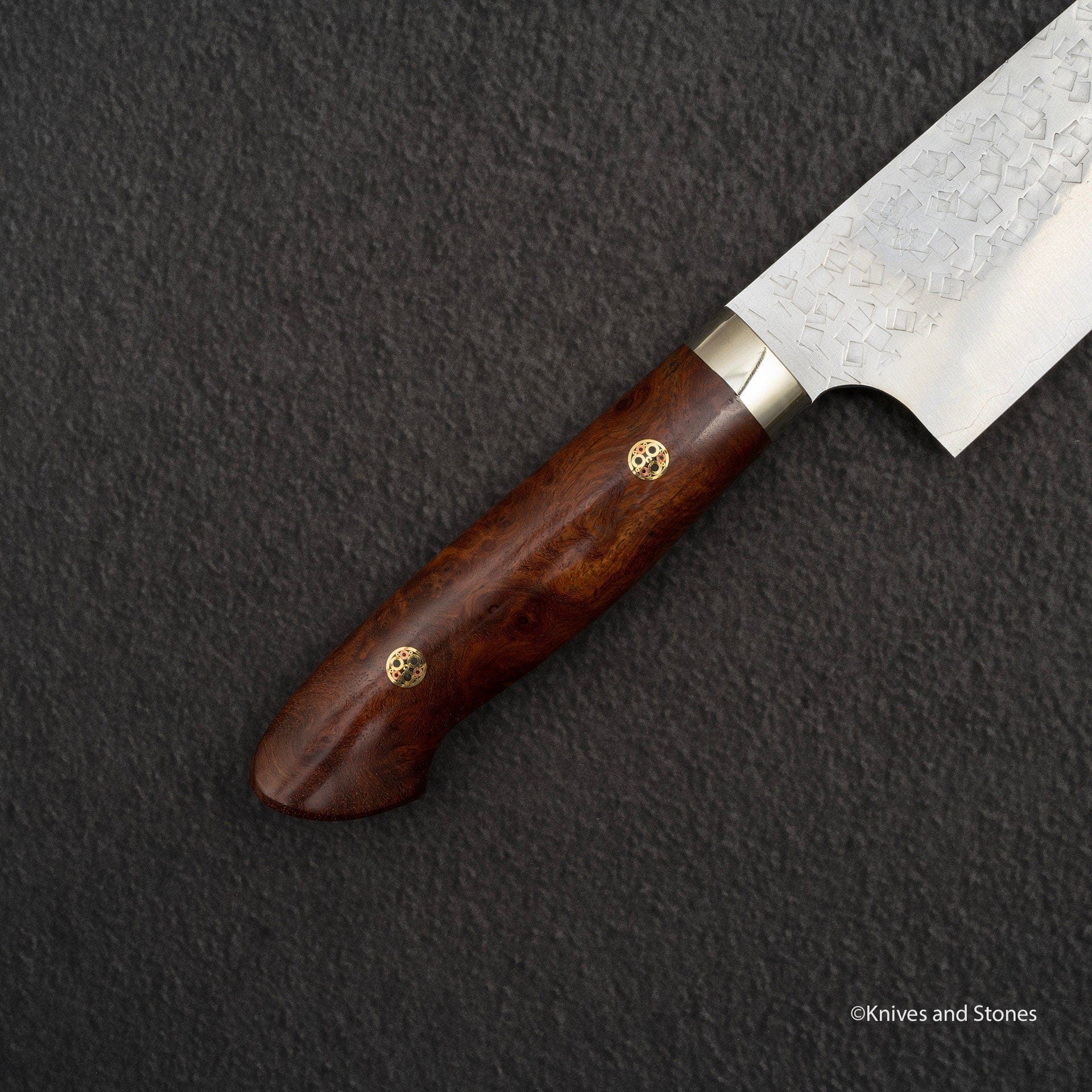 KatoKintaroMinamoSG2Santoku180mmAmboynaBurlWesternHandleSPG.jpg Yoshimi Kato SG2 Minamo Ktip Santoku 180mm Amboyna Burl Western SP, view 2
