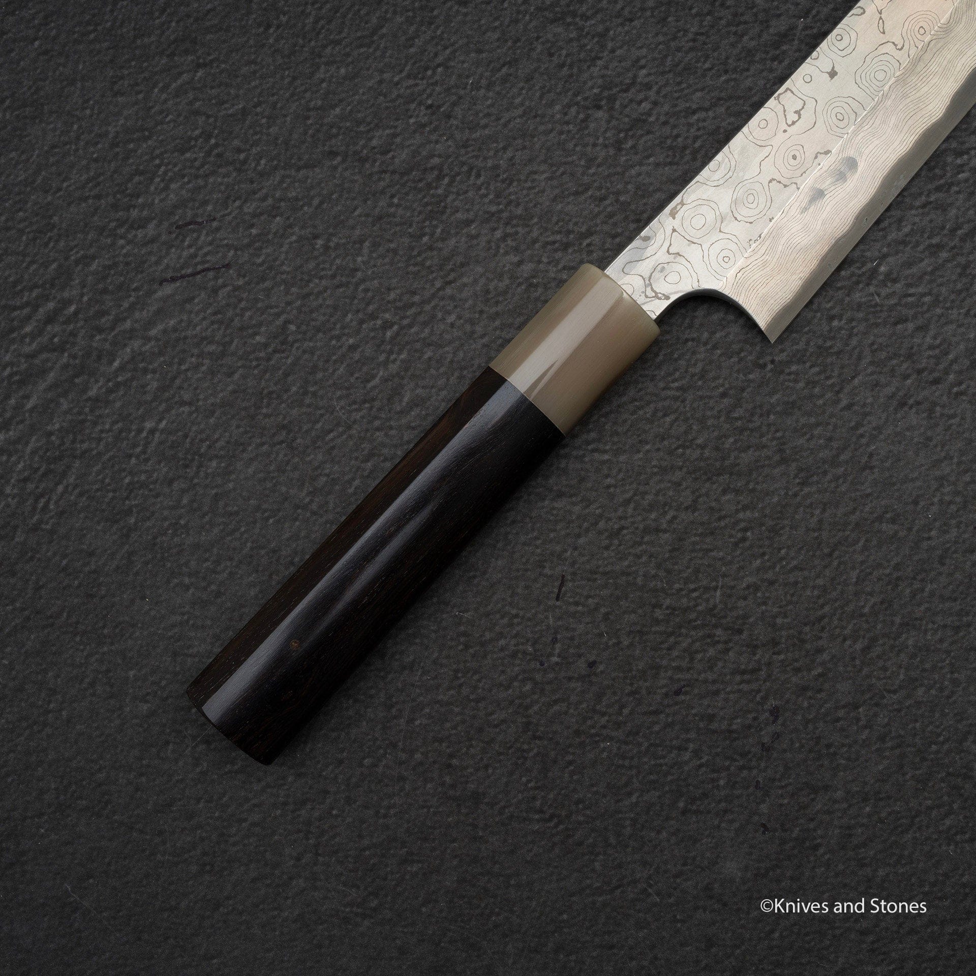 NigaraAnmonBlue2RaindropDamascusK-tipYanagiba300mmE.jpg Nigara Anmon Kurozome Blue 2 Damascus Kiritsuke Yanagiba 300mm, view 2
