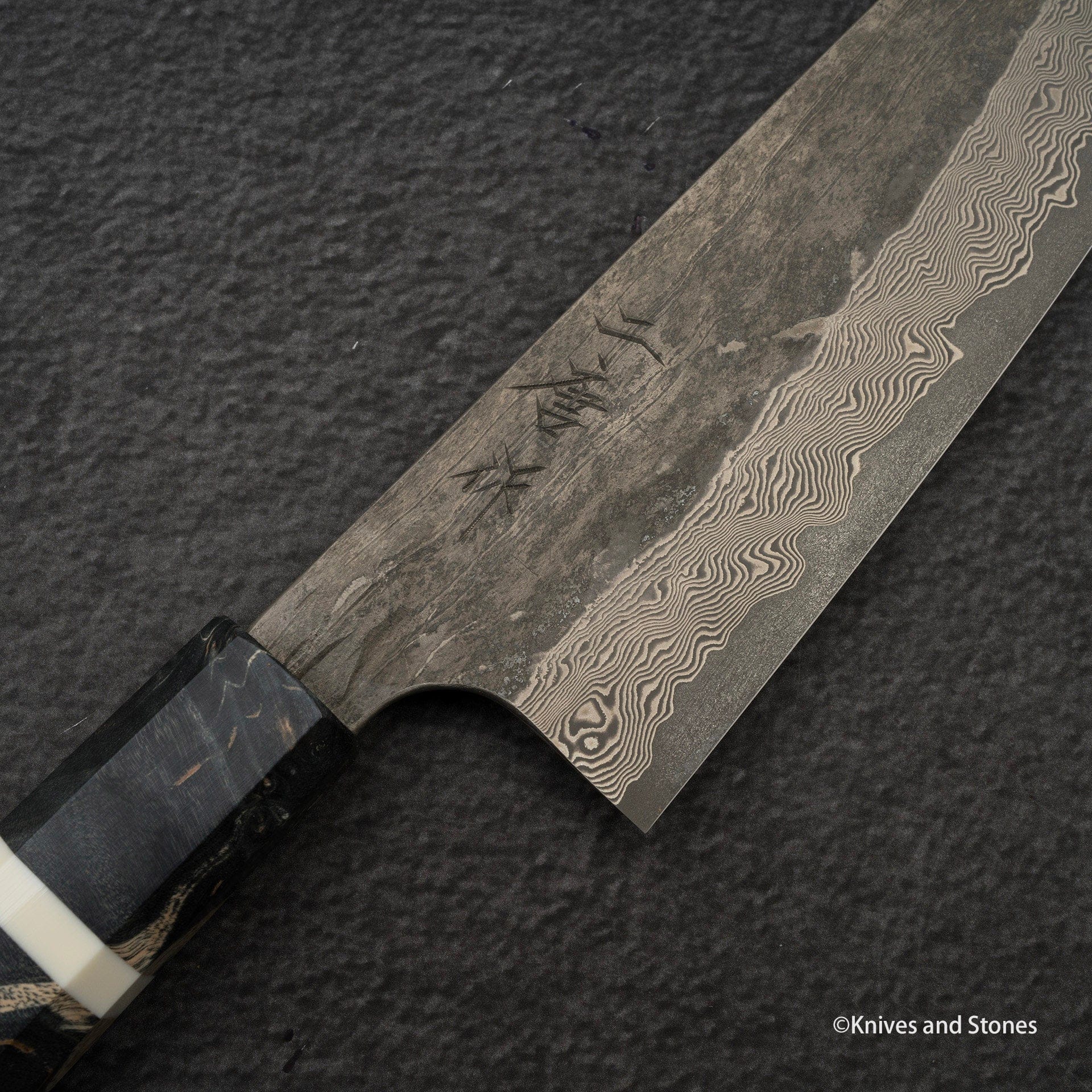 NigaraKurozomeGinsanDamascusSantoku180mm20240515-100427154.jpg Nigara Ginsan Kurozome Damascus Santoku 170mm, view 4