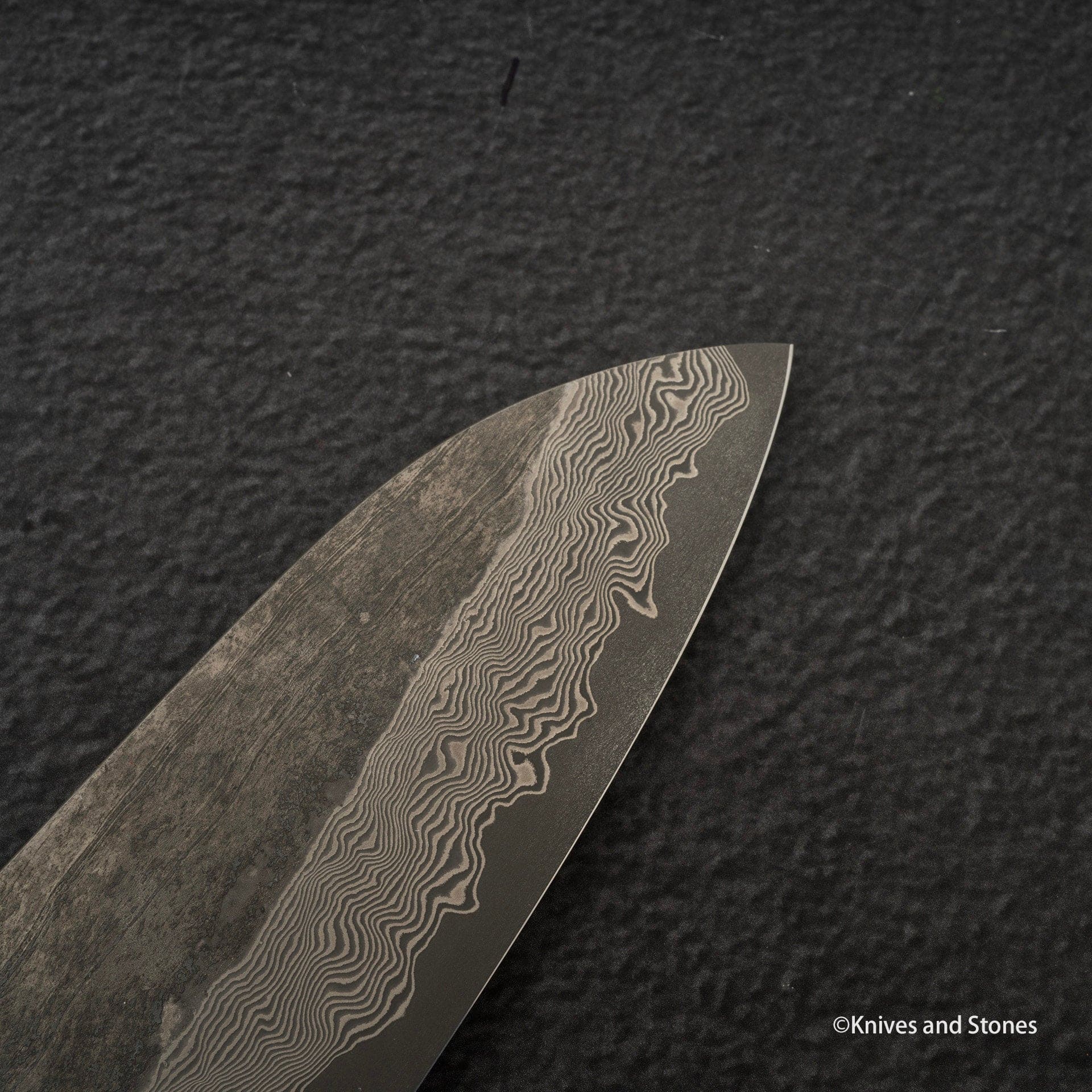 NigaraKurozomeGinsanDamascusSantoku180mm20240515-100428299.jpg Nigara Ginsan Kurozome Damascus Santoku 170mm, view 5