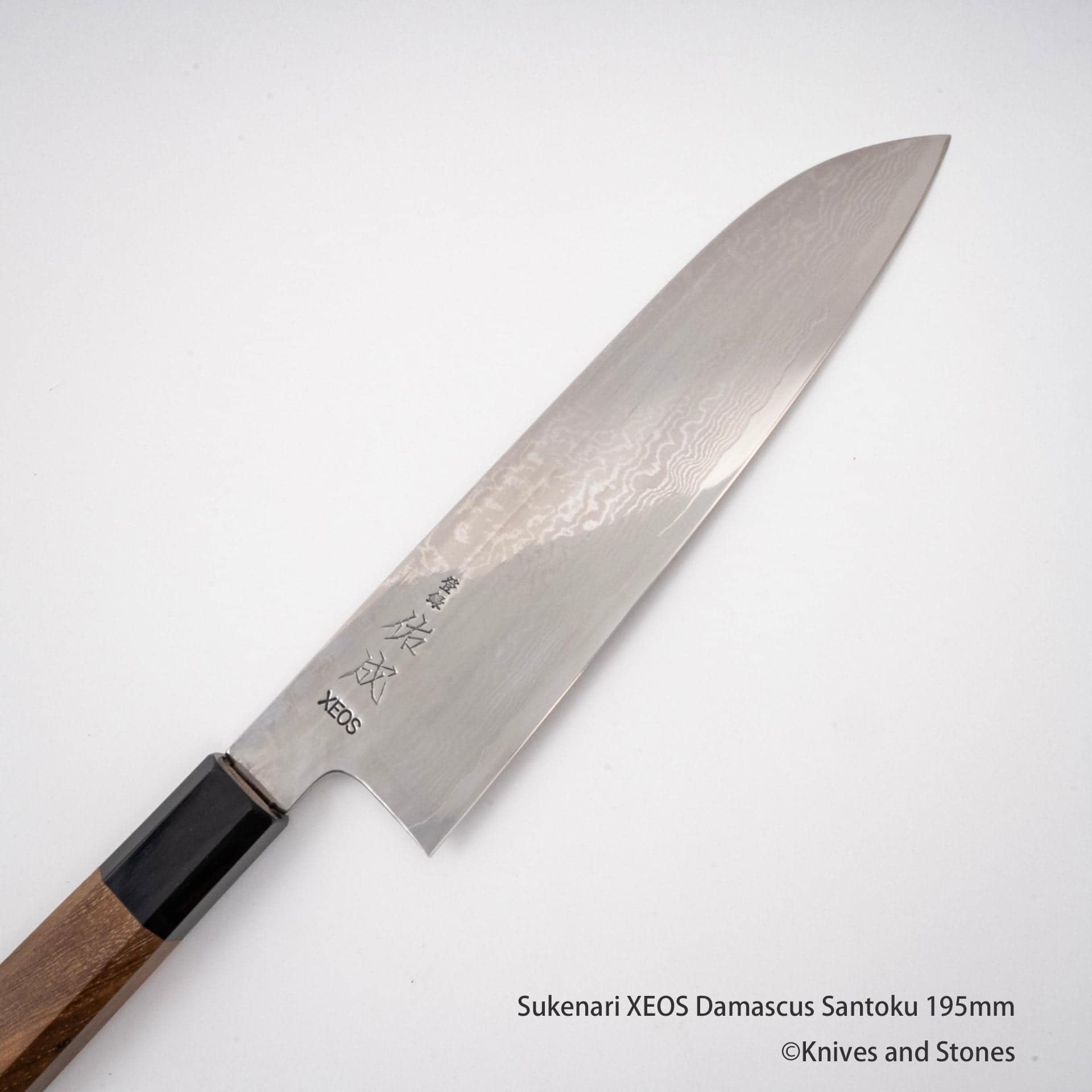 SukenariXEOSDamascusSantoku195mmF.jpg Sukenari VG XEOS Damascus Santoku 195mm, view 2