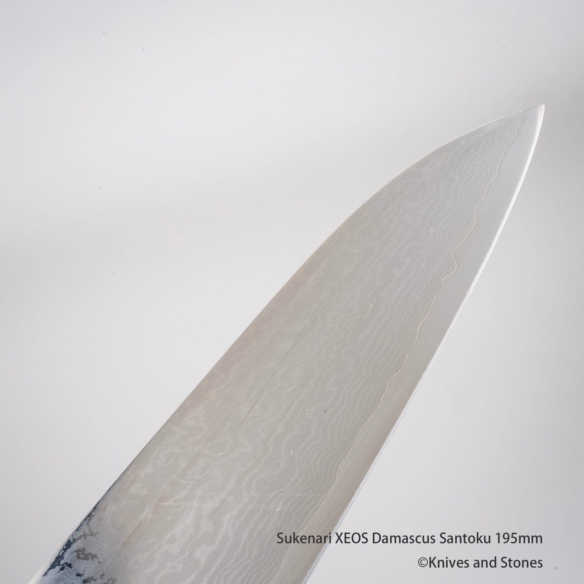 SukenariXEOSDamascusSantoku195mmK.jpg Sukenari VG XEOS Damascus Santoku 195mm, view 3