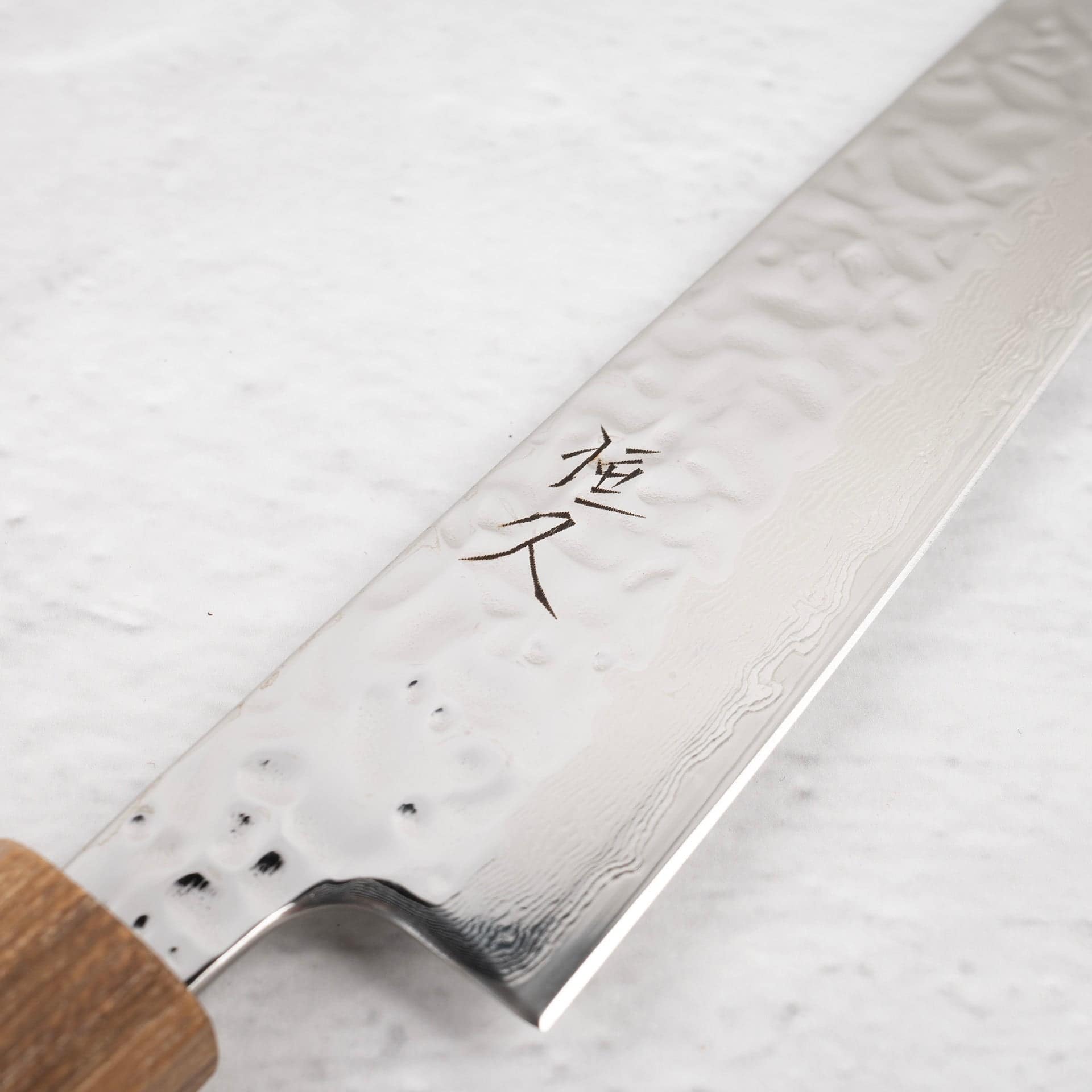 TsunehiraAUS10TsuchimeDamascusSujihiki240mmc.jpg Tsunehisa AUS10 Tsuchime Damascus Sujihiki 240 mm, view 3